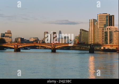 Vauxhall Bridge und die Themse, im Zentrum von London, im Osten, am frühen Abend Stockfoto