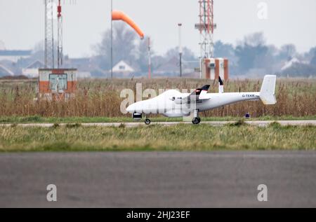 Lydd Airport, Kent, Großbritannien. 25th. Januar 2022. Drohne, die bei der Suche nach Migranten verwendet wird, landet auf dem Flughafen Lydd. Kredit: Newspics UK South/Alamy Live Nachrichten Stockfoto