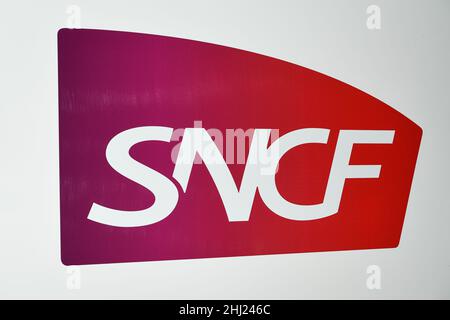 Das SNCF-Logo am 12. Dezember 2021 im Bahnhof Austerlitz in Paris, Frankreich. Foto von Victor Joly/ABACAPRESS.COM Stockfoto