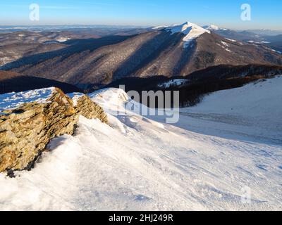 Nationalpark Bieszczady im Winter. Blick von Polonina Wetlinska auf den Gipfel der Polonina Carynska Stockfoto