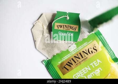 Twinings grüner Tee und Zitrone. Twinings ist ein englischer Vermarkter von Tee und anderen Getränken, einschließlich Kaffee, heißer Schokolade und Malzgetränken, mit Sitz in Andover, Hampshire. Stockfoto