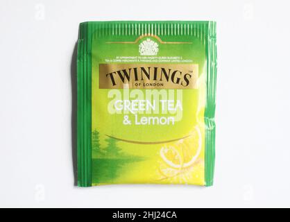 Twinings grüner Tee und Zitrone. Twinings ist ein englischer Vermarkter von Tee und anderen Getränken, einschließlich Kaffee, heißer Schokolade und Malzgetränken, mit Sitz in Andover, Hampshire. Stockfoto