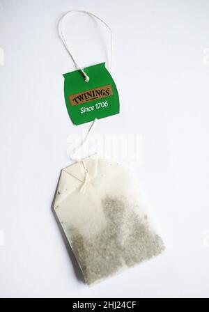 Twinings grüner Tee und Zitrone. Twinings ist ein englischer Vermarkter von Tee und anderen Getränken, einschließlich Kaffee, heißer Schokolade und Malzgetränken, mit Sitz in Andover, Hampshire. Stockfoto