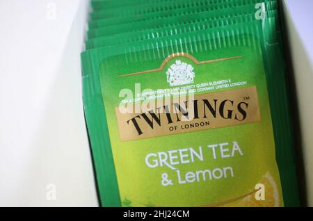 Twinings grüner Tee und Zitrone. Twinings ist ein englischer Vermarkter von Tee und anderen Getränken, einschließlich Kaffee, heißer Schokolade und Malzgetränken, mit Sitz in Andover, Hampshire. Stockfoto