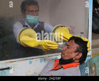 JANUAR 26,2022,DHAKA,BANGLADESH- Gesundheitshelfer sammelt eine Nasenabstrichprobe eines Volkes, um auf das COVID-19-Coronavirus in der Mugda Medical Univer zu testen Stockfoto