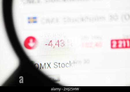 Der Stockholmer Nasdaq fällt am Montag und bricht um mehr als 5 Prozent zusammen. Bedenken wegen höherer Zinsen und des Ukraine-Konflikts erklären den Börsencrash am Montag, so mehrere Experten.das Bild zeigt die roten Aktienkurse auf OMX Stockholm 30. Stockfoto