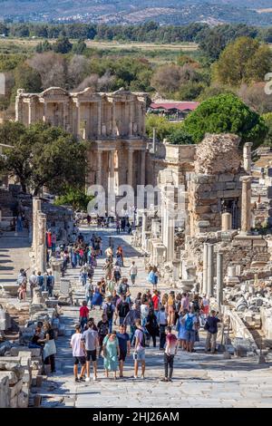 In- und ausländische Touristen unter den Ruinen der antiken Stadt Ephesus in Selcuk, Provinz Izmir, Türkei am 22. Oktober 2021. Stockfoto