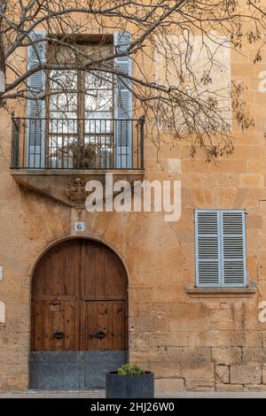 Llucmajor, Spanien; januar 21 2022: Hauptfassade des Pfarrhauses der mallorquinischen Stadt Llucmajor, Spanien Stockfoto