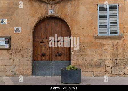 Llucmajor, Spanien; januar 21 2022: Hauptfassade des Pfarrhauses der mallorquinischen Stadt Llucmajor, Spanien Stockfoto