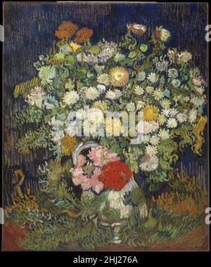 Blumenstrauß in einer Vase 1890 Vincent van Gogh Dutch Dieses Stillleben wird in Van Goghs Briefen nicht erwähnt und hat Gelehrte über seinen Platz in seiner künstlerischen Produktion verwirrt. Das Thema genießt eine gewisse Beziehung zu den gemischten Blumensträußen aus Sommerblumen, die er in Paris machte, dem quasi-abstrakten floralen Tapetendesign in der Berceuse von Arles (1996,435) und der weißen Porzellanvase in den Irises von Saint-Rémy (58,187). Die Palette und der Stil dieses Gemäldes, vor allem sein unverwechselbares Blau und Ocker und seine grafischen, gemauerten Schraffuren, verbinden es jedoch fest mit den Landschaften, die nur p geschaffen wurden Stockfoto