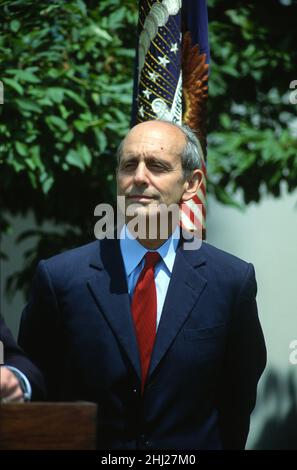 **DATEI FOTO** Supreme Court Richter Stephen Breyer in den Ruhestand. Stephen G. Breyer, Chefsrichter des Berufungsgerichts der Vereinigten Staaten für das erste Bundesgericht, Sieht zu, wie US-Präsident Bill Clinton ihn am 13. Mai 1994 bei einer Zeremonie im Rosengarten des Weißen Hauses in Washington, DC, zum Associate Justice des Obersten Gerichtshofs der USA ernennt, um den scheidenden Richter Harry Blackmun zu ersetzen. Kredit: Ron Sachs/CNP /MediaPunch /MediaPunch Stockfoto