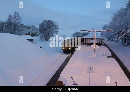 Rannoch Station, West Highland Railway Line, eine der abgelegensten und schönsten Eisenbahnlinien Schottlands, die London mit Fort William verbindet Stockfoto