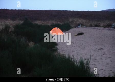 Wilder Wintercamping am Ufer des Loch Laidon, schottische Highlands Vereinigtes Königreich Stockfoto