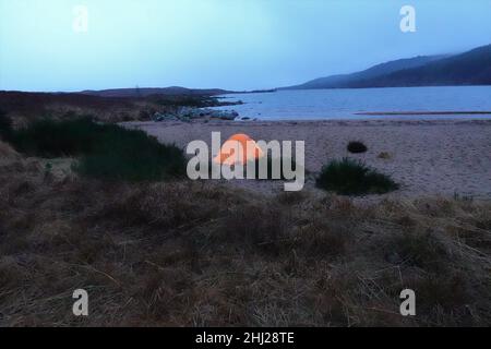 Wilder Wintercamping am Ufer des Loch Laidon, schottische Highlands Vereinigtes Königreich Stockfoto