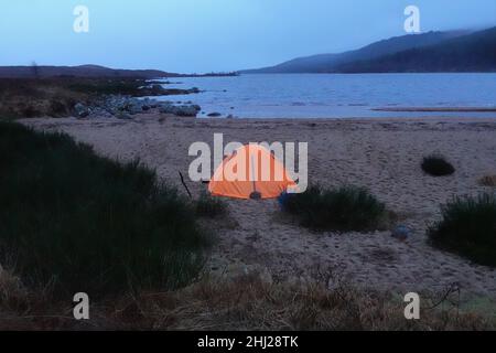 Wilder Wintercamping am Ufer des Loch Laidon, schottische Highlands Vereinigtes Königreich Stockfoto