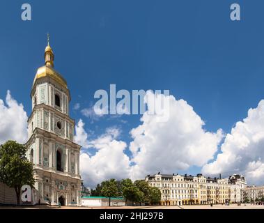 KIEW, UKRAINE - Mai. 11, 2019: Sophienkathedrale gegen den blauen Himmel und weiße Wolken in Kiew, Ukraine Stockfoto