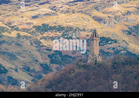 Von Stirling Castle in Highland, Schottland, haben Sie einen Blick auf die Stadtlandschaft mit dem National Wallace Monument Stockfoto