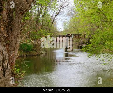 Verlassene rostige Eisenbahnbrücke mit Graffiti über dem Delaware Kanal an einem bewölkten Tag, in der Nähe von Lambertville, New Jersey, New Hope, Pennsylvania, USA Stockfoto