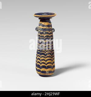 Glas-Alabastrum (Parfümflasche) Mitte 4th–Anfang 3rd Jahrhundert v. Chr. Griechisch, östliches Mittelmeer oder Italienisch Durchscheinendes Kobaltblau, mit Griffen in gleicher Farbe; Trails in opakes Gelb. Breiter horizontaler Randstreifen mit strahlenden Werkzeugskizzen um den schmalen Mund; kurzer zylindrischer Hals; schräge Schulter; gerader zylindrischer Körper, mit nach oben geneigter Verjüngung; Leicht konvexer Boden; unter der Schulter zwei vertikale Ringgriffe, undurchbohrt, über dem Trailmuster angebracht.Eine gelbe Spur am Rand der Randscheibe befestigt; eine weitere gelbe Spur von der Schulter in Spirale aufgetragen und bis zum Rand des Bodens ausdehnt, eingeheftet Stockfoto