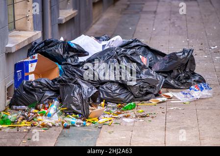 ISTANBUL - 25. OKTOBER 2014: Straße und Fußweg voller Müll im Stadtzentrum, schmutziges Straßenkonzept Stockfoto