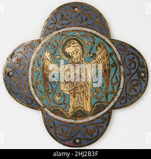 Plaque zweites Viertel 13th Jahrhundert Französisch das Handwerk des mittelalterlichen Metallarbeiters war oft eng mit der Kunst des Zeichners verbunden, eine Beziehung, die im zwölften und dreizehnten Jahrhundert besonders stark war. In dieser Arbeit schweben kalligrafische Metalloberflächen auf bunt emaillierten Hintergründen, ähnlich wie Zeichnung und Malerei in Manuskripten interagieren. Eine Skizze eines Kopfes auf der Rückseite dieses Stücks deutet darauf hin, dass Künstler Kompositionen in einem grafischen Modus ausgearbeitet haben, bevor sie fertige Entwürfe versuchten. Plaque 464676 Französisch, Plaque, zweites Viertel 13th Jahrhundert, Champlev? Emaille, Kupfer, insgesamt: 5 1/4 Stockfoto