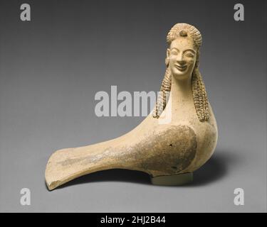 Terrakotta-Statuette einer Sirene ca. 550–500 v. Chr. Griechische Sirenen sind mythische Kreaturen, die in der Antike für ihr Lied berühmt waren, das Seeleute zu Tode lockte. Es ist bekannt, dass Heiligtümer der Sirenen in Teilen Süditaliens und Siziliens bestanden haben, wie der Geograph Strabo und andere antike Schriftsteller uns sagen. Diese große, von Hand modellierte Skulptur mit angewendter Dekoration könnte durchaus eine Votivgabe in einem solchen Heiligtum gewesen sein. Terrakotta-Statuette einer Sirene. Griechisch. Ca. 550–500 V. CHR. Terrakotta. Archaisch. Terrakotta Stockfoto