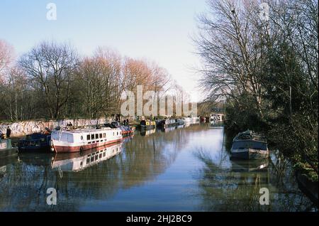 The River Lea Navigation im Winter in der Nähe von Hackney Marshes, Lower Clapton, London, Großbritannien Stockfoto