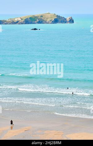 Ein Zuschauer am Tolcarne Beach, Newquay, Cornwall, England, an einem Tag mit wenig Surfen. Stockfoto