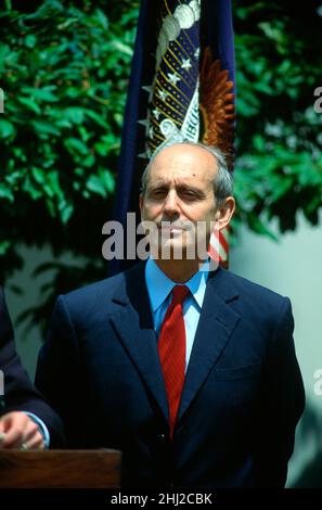 Washington, Vereinigte Staaten. Oktober 2021. Stephen G. Breyer, Chefsrichter des Berufungsgerichts der Vereinigten Staaten für das erste Bundesgericht, Sieht zu, wie US-Präsident Bill Clinton ihn am 13. Mai 1994 bei einer Zeremonie im Rosengarten des Weißen Hauses in Washington, DC, zum Associate Justice des Obersten Gerichtshofs der USA ernennt, um den scheidenden Richter Harry Blackmun zu ersetzen. Kredit: Ron Sachs/CNP/dpa/Alamy Live Nachrichten Stockfoto