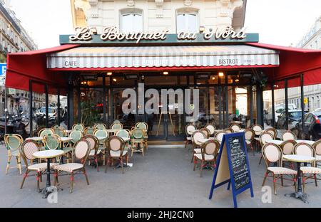 Typisches französisches Café Restaurant Bar Pub Le Bouquet du Nord. Es liegt in der Maubeuge Straße in der Nähe des Bahnhofs Gare de Nord. Paris. Frankreich. Stockfoto