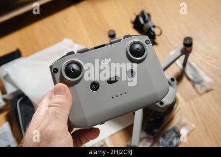 Paris, Frankreich - 14. Jan 2022: Nahaufnahme der neuesten Drohne DJI Air 2s mit der neuen Fernbedienung DJI RC-N1 in Kunststoffverpackung mit allen Zubehörteilen im Hintergrund Stockfoto