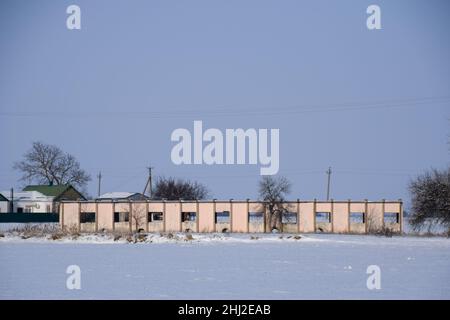 Das Skelett des Wasserpumpengebäudes. Zerstörte Wasserpumpstation. Stockfoto