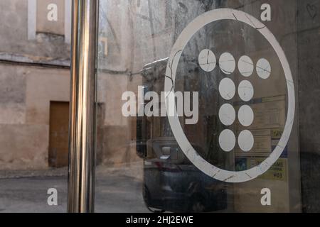 Llucmajor, Spanien; januar 21 2022: Nahaufnahme des Symbols des Telekommunikationsunternehmens Telefonica in einer Telefonzelle auf der Straße Stockfoto