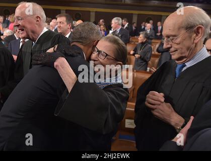 Washington, Usa. 20th Januar 2015. US-Präsident Barak Obama begrüßt die Richter des Obersten Gerichtshofs der USA, Ruth Bader Ginsburg, während die Richter des Obersten Gerichtshofs der USA, Anthony M. Kennedy (L) und Stephen G. Breyer, vor der Rede des Präsidenten zur Lage der Union am 20. Januar 2015 im US-Kapitol in Washington, DC, einen Blick darauf werfen. (Foto von Mandel Ngan/Pool) *** Bitte nutzen Sie die Gutschrift aus dem Credit Field *** Credit: SIPA USA/Alamy Live News Stockfoto