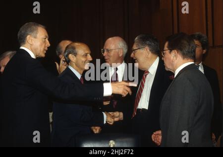 US-Senator Orrin Hatch (Republikaner von Utah), links, deutet auf US-Senator Paul Simon (Demokrat von Illinois), rechts, als US-Senator Howell Heflins (Demokrat von Alabama), zweite rechts, den Chefarzt des US-Berufungsgerichts für den ersten Amtskreis, Stephen G. Breyer, begrüßt, US-Präsident Bill Clintons Kandidat, der den scheidenden Richter Harry Blackmun als stellvertretender Richter des Obersten Gerichtshofs der USA, zweite Linke, nach seiner Bestätigungsverhandlung am 12. Juli 1994 auf dem Capitol Hill in Washington, DC, ersetzen soll. Von links nach rechts: US-Senator Orrin Hatch (Republikaner von Utah), Richter Breyer, United Stat Stockfoto