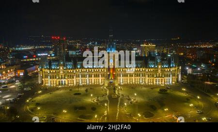 Luftaufnahmen des Kulturpalastes im Stadtzentrum von Iasi, Rumänien. Die Fotografie wurde in der Wintersaison in der Nacht von einer Drohne aus aufgenommen. Blick von oben Stockfoto