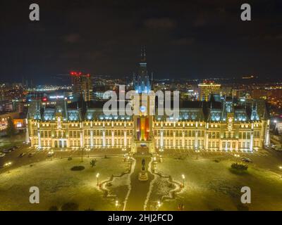 Luftaufnahmen des Kulturpalastes im Stadtzentrum von Iasi, Rumänien. Die Fotografie wurde in der Wintersaison in der Nacht von einer Drohne aus aufgenommen. Blick von oben Stockfoto