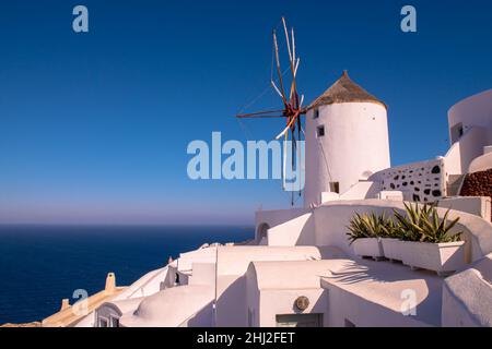 Oia Santorini im Sommer. Weiße Gebäude von santorini. Mill Houses Santorini. Stockfoto