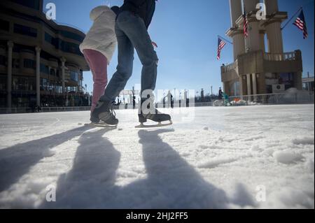 Washington, Usa. 26th Januar 2022. Zwei Freunde halten sich beim Schlittschuhlaufen auf der Washington Harbour Ice Rink in Georgetown, Washington DC, am Mittwoch, den 26. Januar 2022, die Hände. Foto von Bonnie Cash/UPI Credit: UPI/Alamy Live News Stockfoto