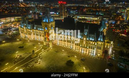 Luftaufnahmen des Kulturpalastes im Stadtzentrum von Iasi, Rumänien. Die Fotografie wurde in der Wintersaison in der Nacht von einer Drohne aus aufgenommen. Blick von oben Stockfoto