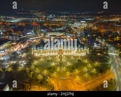 Luftaufnahmen des Kulturpalastes im Stadtzentrum von Iasi, Rumänien. Die Fotografie wurde in der Wintersaison in der Nacht von einer Drohne aus aufgenommen. Blick von oben Stockfoto