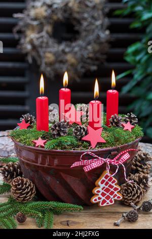 weihnachtsdekoration mit roten Adventskerzen in alter guglhupf-Form Stockfoto