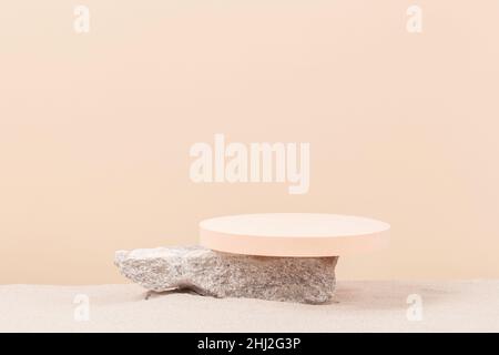 Grunge Betonstein und beige runde Plattform Podium für Kosmetika oder Produkte auf weißem Sand Hintergrund. Vorderansicht Stockfoto