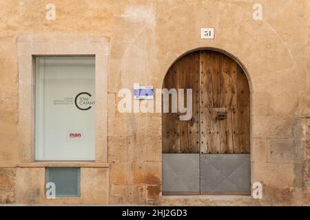 Llucmajor, Spanien; januar 21 2022: Hauptfassade des Toni Catany International Photography Centre, in der mallorquinischen Stadt Llucmajor, Spanien Stockfoto