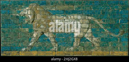 Panel mit streifenden Löwen ca. 604–562 v. Chr. Babylonisch das assyrische Reich fiel vor den kombinierten Anschlachten von Babyloniern und Medes in den Jahren 614 und 612 v. Chr. in den letzten Tagen des Reiches, Nabopolassar (r. 625–605 v. Chr.), der im assyrischen Dienst gewesen war, gründete eine neue Dynastie mit ihrer Hauptstadt in Babylon. Während der Herrschaft seines Sohnes, Nebukadnezar II (r. 604–562 v. Chr.) erreichte das neubabylonische Reich seinen Höhepunkt. Dies war größtenteils auf Nebukadnezars Fähigkeit als Staatsmann und General zurückzuführen. Er pflegte freundschaftliche Beziehungen zu den Meden im Osten, während er erfolgreich mit Ägypten um t wetteifern konnte Stockfoto