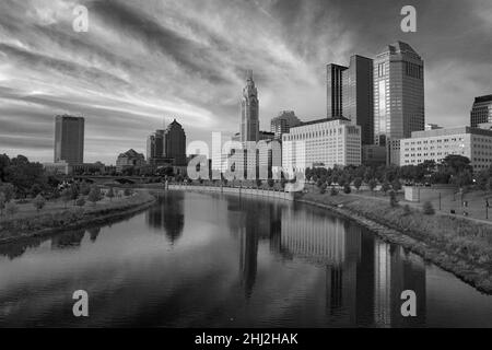 Stadtbild von Columbus Ohio mit den Gebäuden, die sich im Scioto River spiegeln Stockfoto