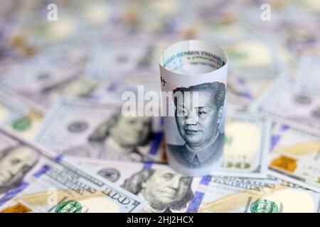 Chinesische Yuan-Banknote auf US-Dollar Hintergrund. Konzept des Handelskrieges zwischen China und den USA, Wirtschaft, Sanktionen, Tourismus und Investitionen Stockfoto