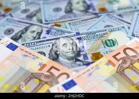 US-Dollar und Euro-Banknoten. Konzept des Wechselkurses, der Investitionen und des Handels zwischen den Vereinigten Staaten und der Europäischen Union Stockfoto