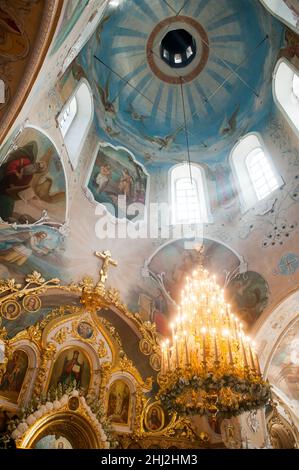 Orel, Russland - 28. Juli 2016: Interieur der russisch-orthodoxen Kirche. Kuppel, riesiger Kronleuchter mit Kerzen und Ikonen Stockfoto
