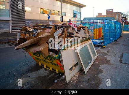 Auf der Straße in Digbeth, Birmingham, kann man sich nicht mit Baumüll überfüllen Stockfoto